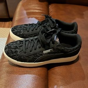 Nwot Puma size 7 black RARE